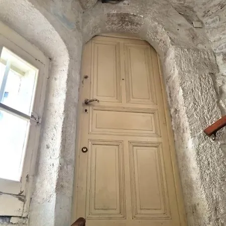 Le Petit Ecusson A La Cathedrale Apartment Nimes Exterior photo