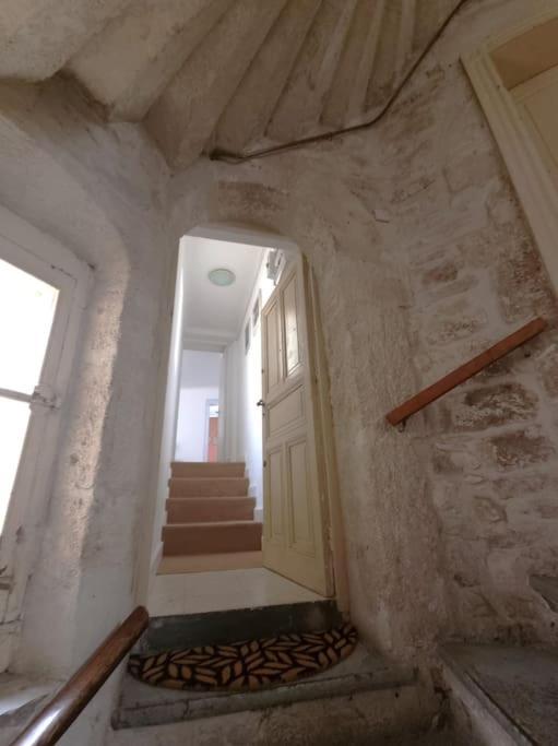 Le Petit Ecusson A La Cathedrale Nîmes